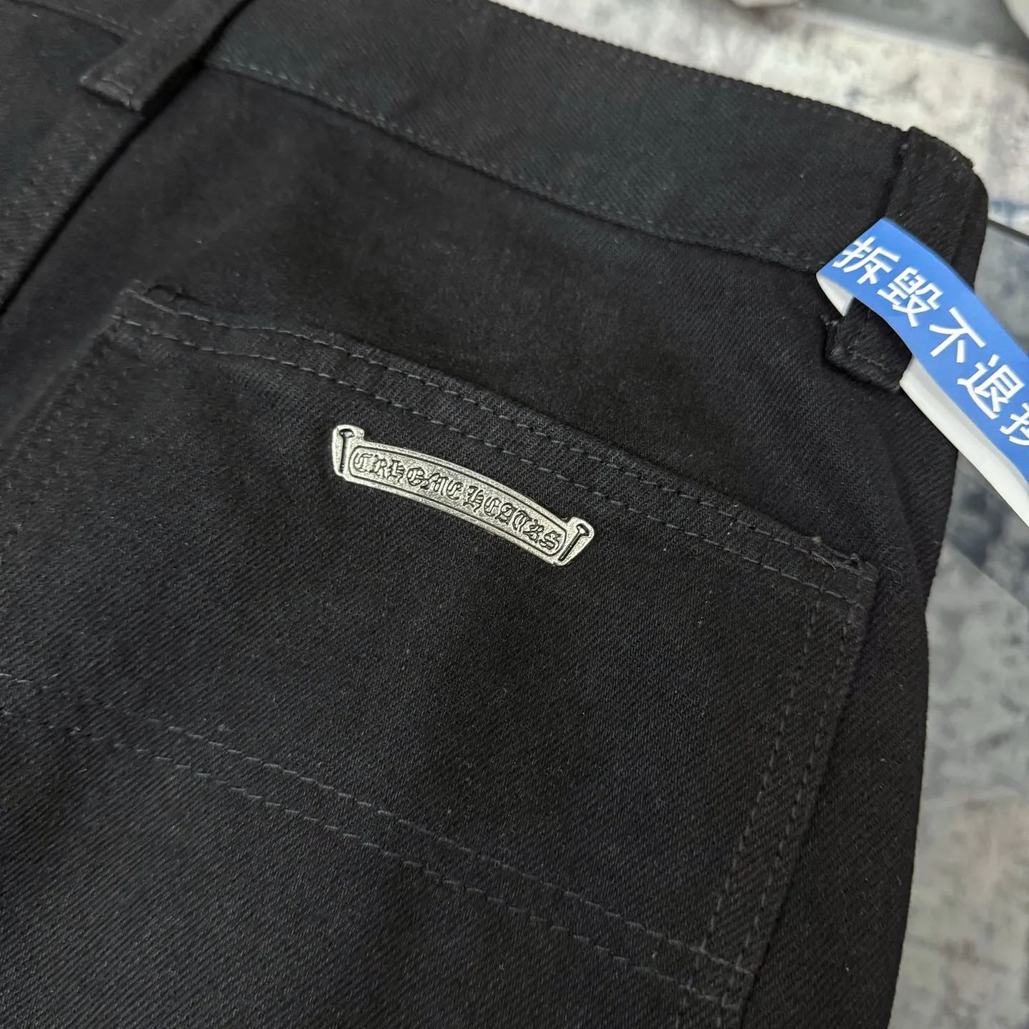 P260 Chrome Hearts Chrome Hearts black multi-element graffiti overalls Chrome Hearts clothing creative director Mattyboy Mattyboy, whose real name is Matt DiGiacomo, is a graffiti artist with a non-school background. He started to serve as the creative director of the Chrome Hearts clothing series in 2018. Since then, Chrome Hearts, which has been injected with young blood, has become popular again. Popular clothing and leather goods, especially the vintage trousers modified product line, must be pre-ordered in stores around the world. Especially patterns like Checker Ball, Checker Eyes and Smiling Lips. The fictional record company logo "SexRecords" often appears in his works, forming his unique style. "I hate humanity, but I love art. Before the end of my life, I just want to do my best to create." ----Matty Boy Mattyboy and vrigil Abloh are also very close. They are both ICONs who bring street culture into luxury accessories. Via.MattyBoy90 (IG) Size: 28/30/32/34/36 Waist: 69/74/79/84/89 Knee circumference: 50/51.5/53/54.5/56 Pants length: 102/104/106/108/110